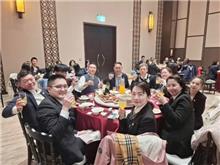 🎤 年終尾牙續攤狂歡！K歌飆到破表！ 🎶感謝我們的房仲士官長——坤庭大大豪氣請客！🍻一起迎接2025新挑戰~再創高峰!